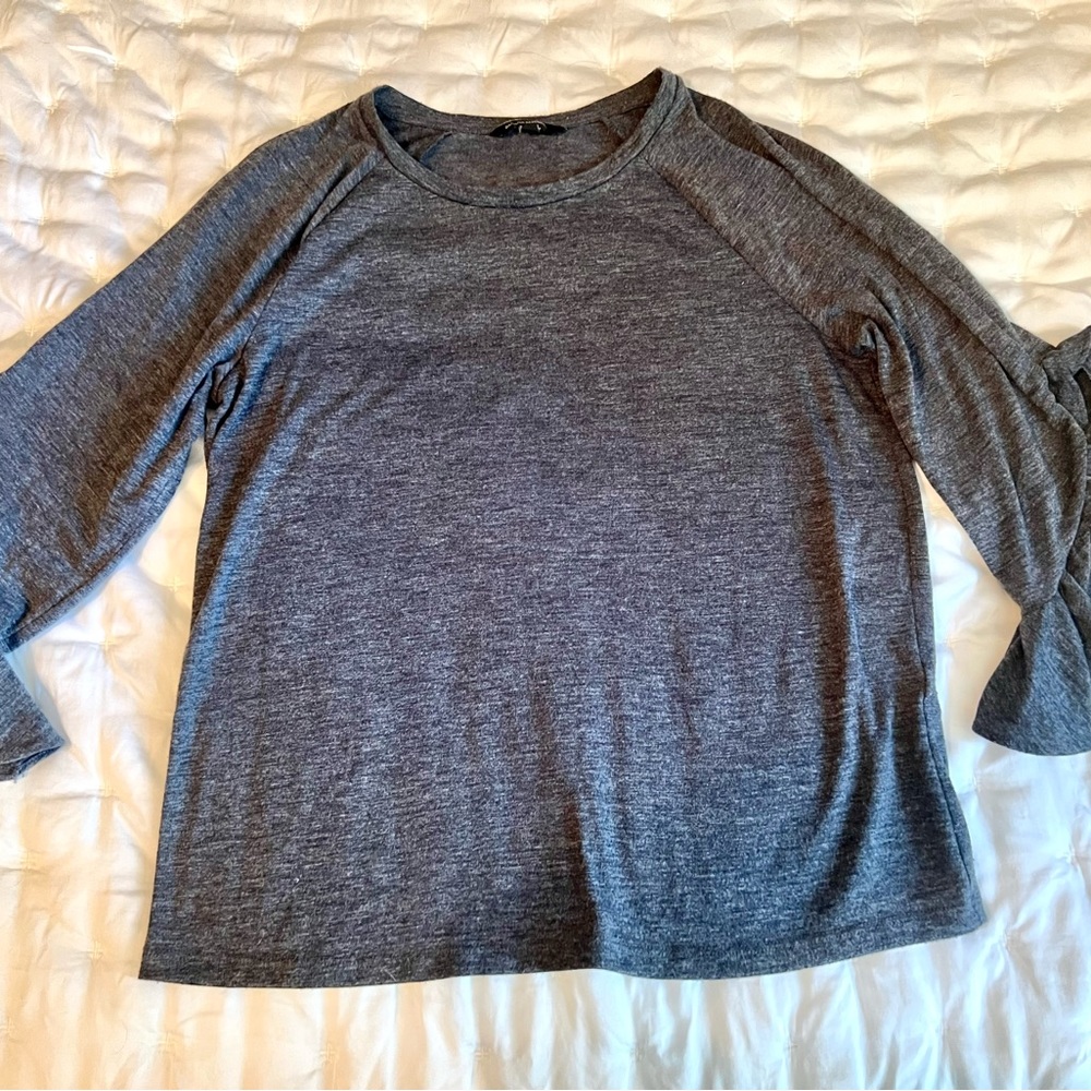 Reserved Banana Republic 3/4 sleeve top. Crew neck. Ruffled sleeve. - Picture 2 of 13